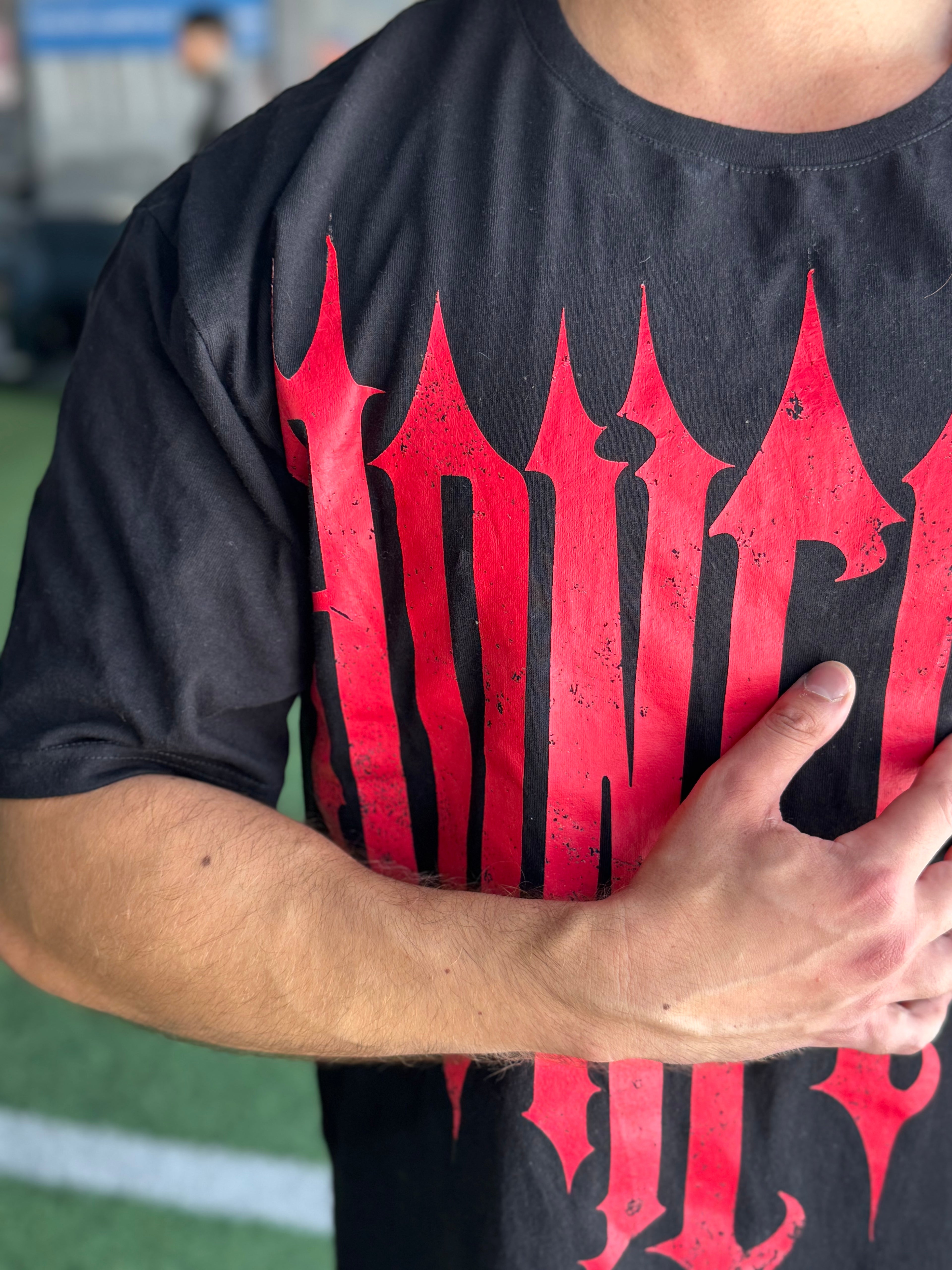 POLERA NEGRA CON ROJO ADN DARK COLECTION