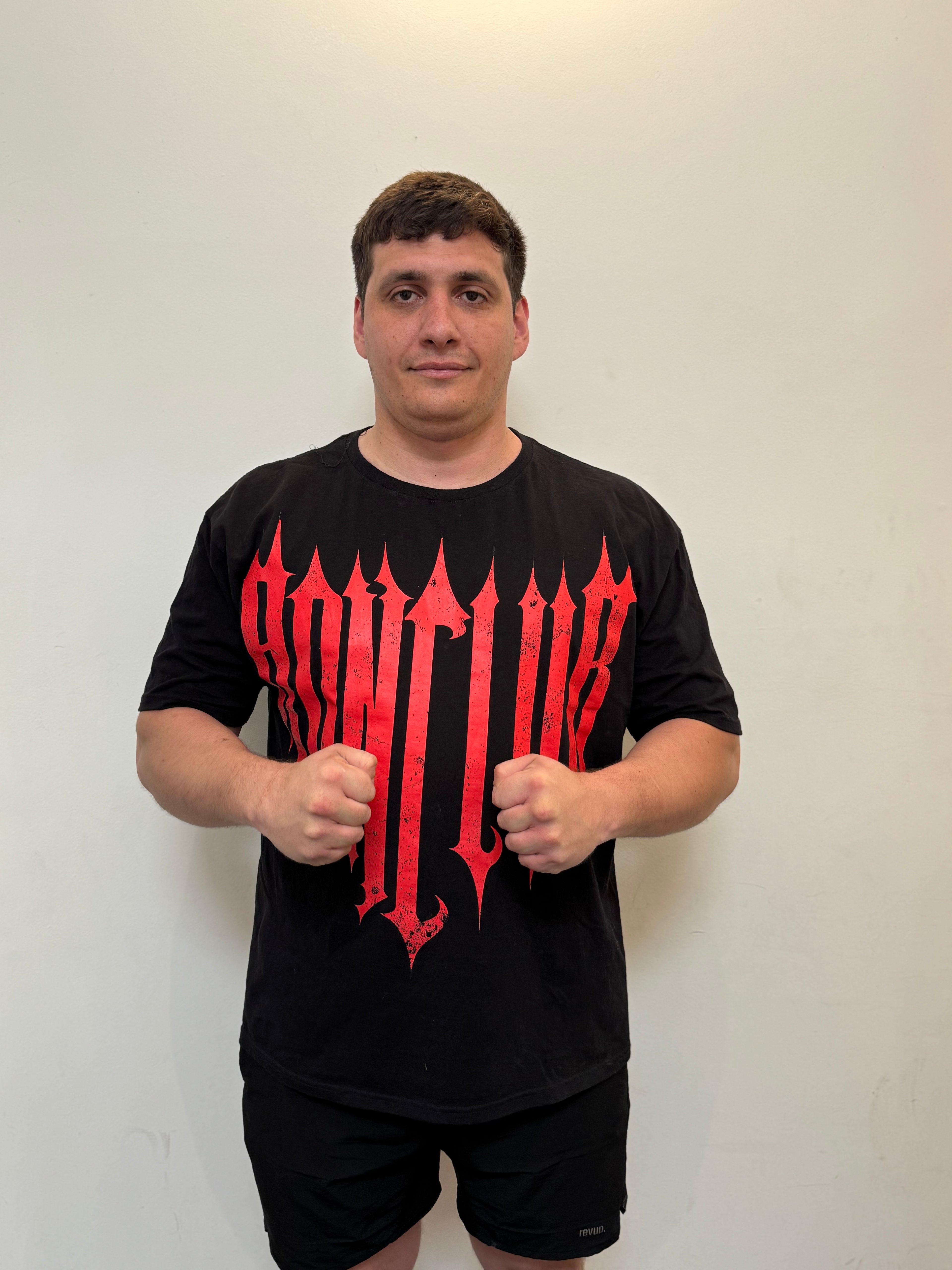 POLERA NEGRA CON ROJO ADN DARK COLECTION