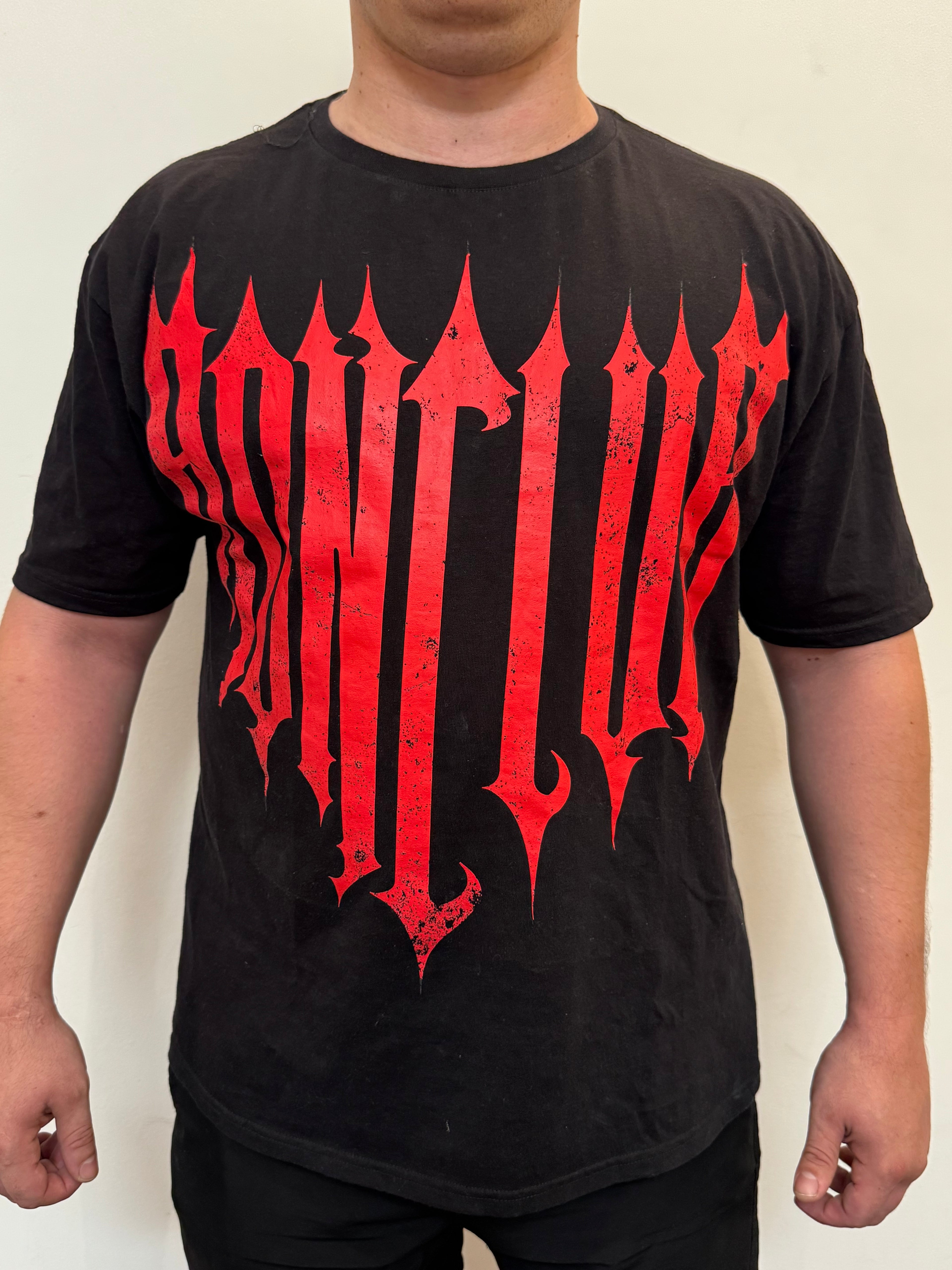 POLERA NEGRA CON ROJO ADN DARK COLECTION